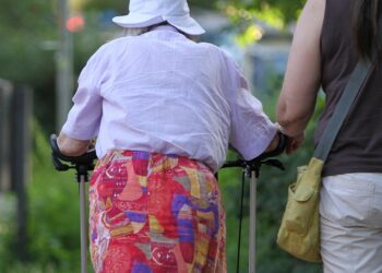 Seniorin mit Helferin (Archiv)