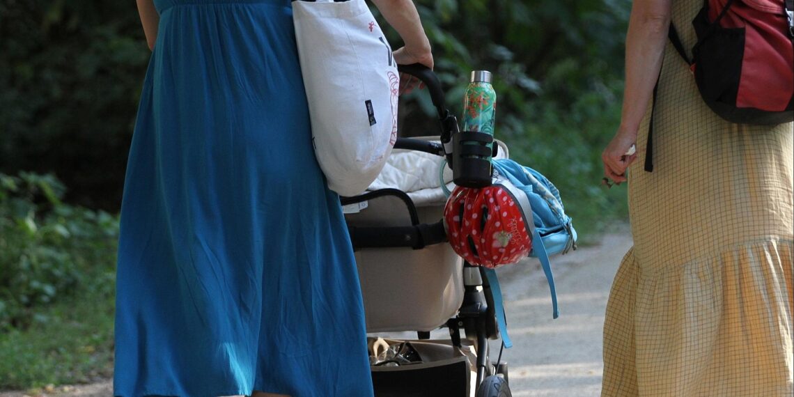 Zwei Frauen mit Kinderwagen (Archiv)
