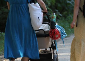 Zwei Frauen mit Kinderwagen (Archiv)