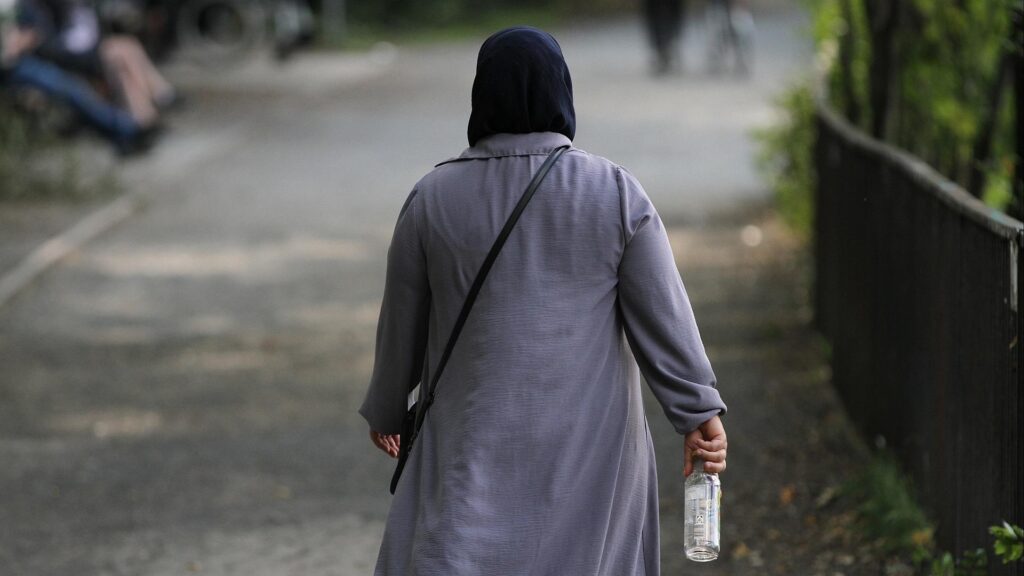 Frau mit Kopftuch (Archiv)