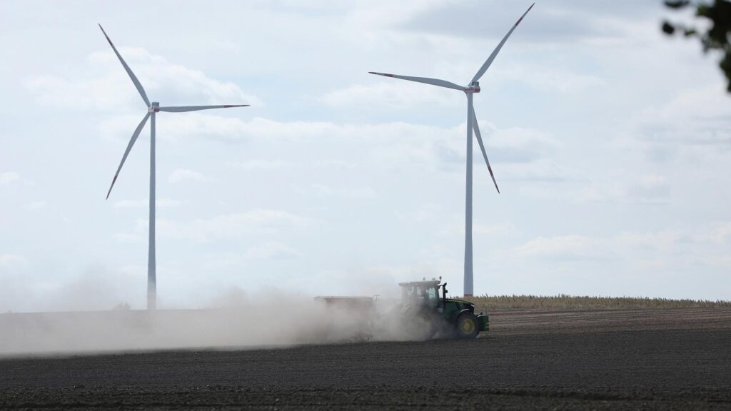 Bauer mit Traktor (Archiv)