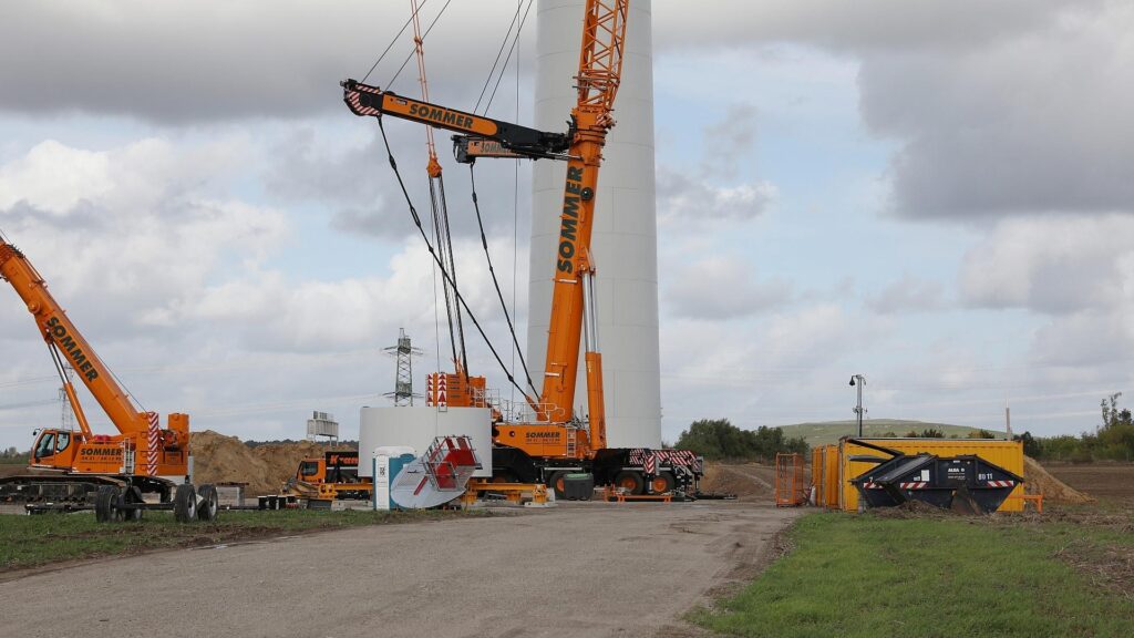 Wirtschaftsministerin will Ausbau von Solar- und Windanlagen zügeln 4 Windrad-Bau (Archiv)