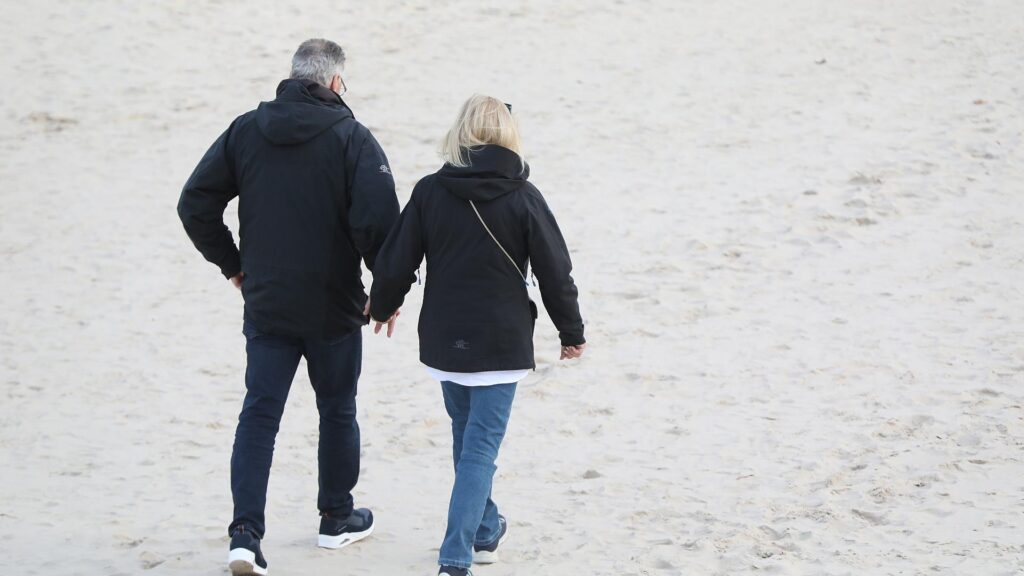 Paar geht am Strand spazieren