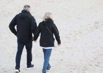 Paar geht am Strand spazieren