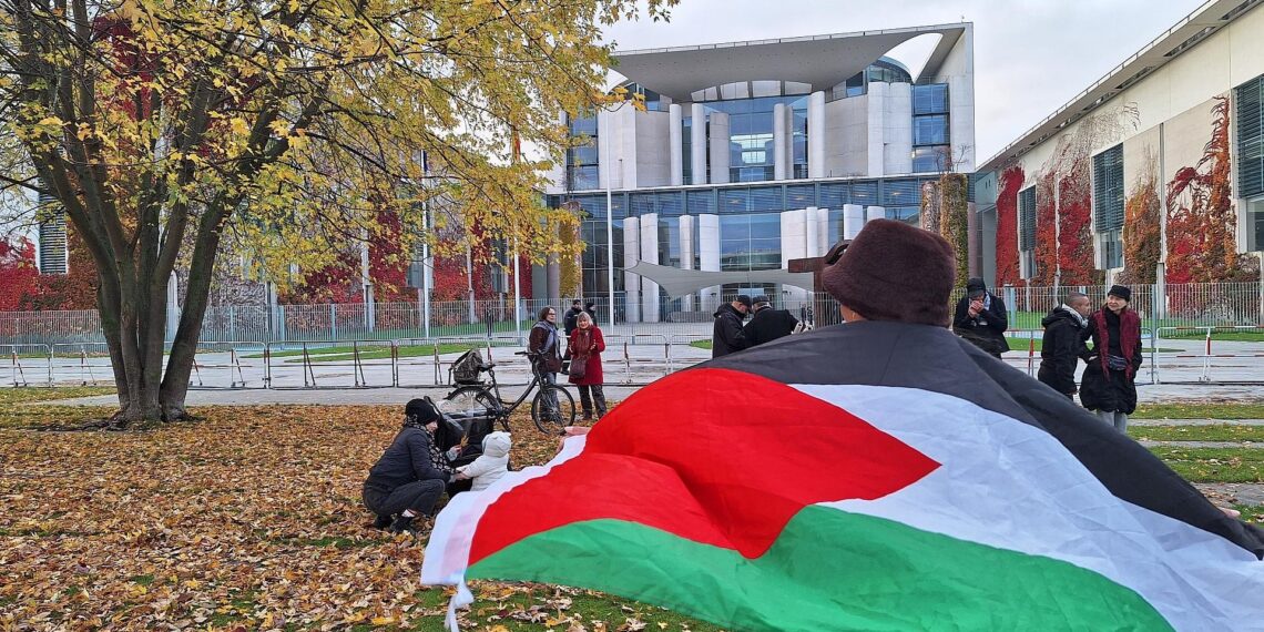 Pro-Palästinenser-Protest vor dem Kanzleramt (Archiv)