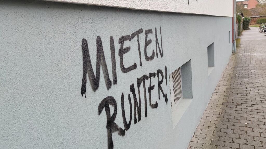 Graffiti mit Schriftzug `Mieten runter` (Archiv)