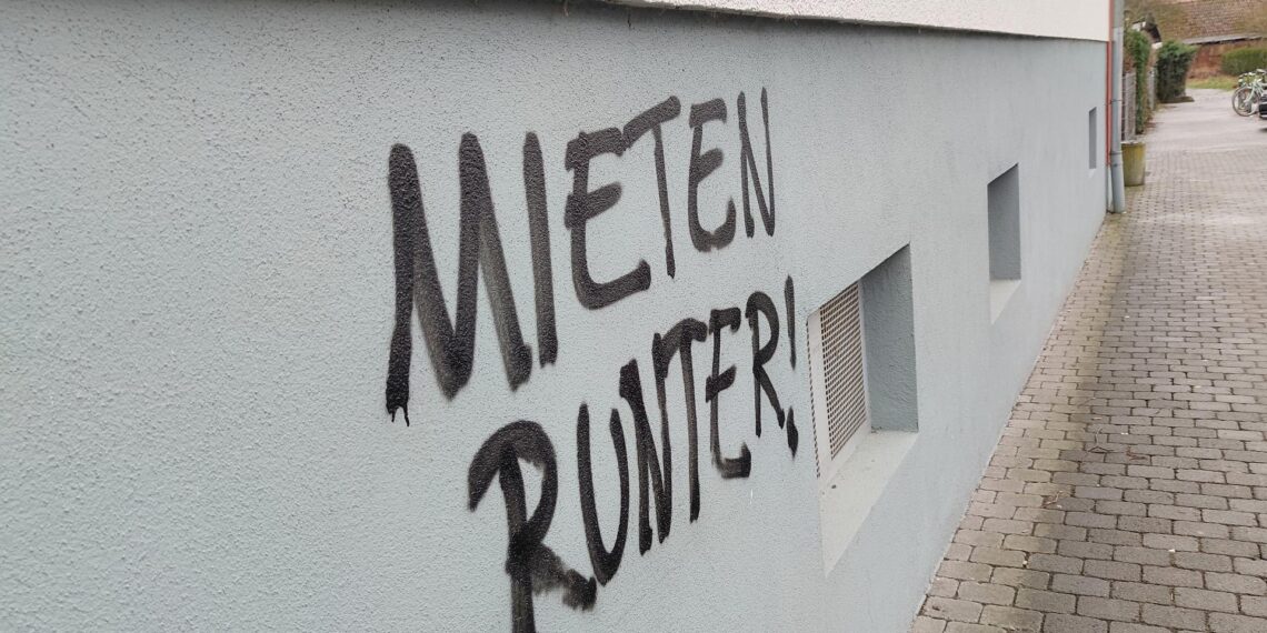 Graffiti mit Schriftzug `Mieten runter` (Archiv)