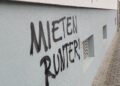 Graffiti mit Schriftzug `Mieten runter` (Archiv)