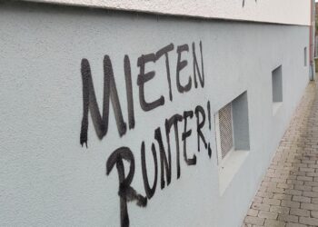 Graffiti mit Schriftzug `Mieten runter` (Archiv)