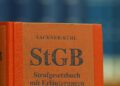 Das Strafgesetzbuch in einer Bibliothek (Archiv)