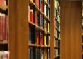 Bücher in einer Bibliothek (Archiv)
