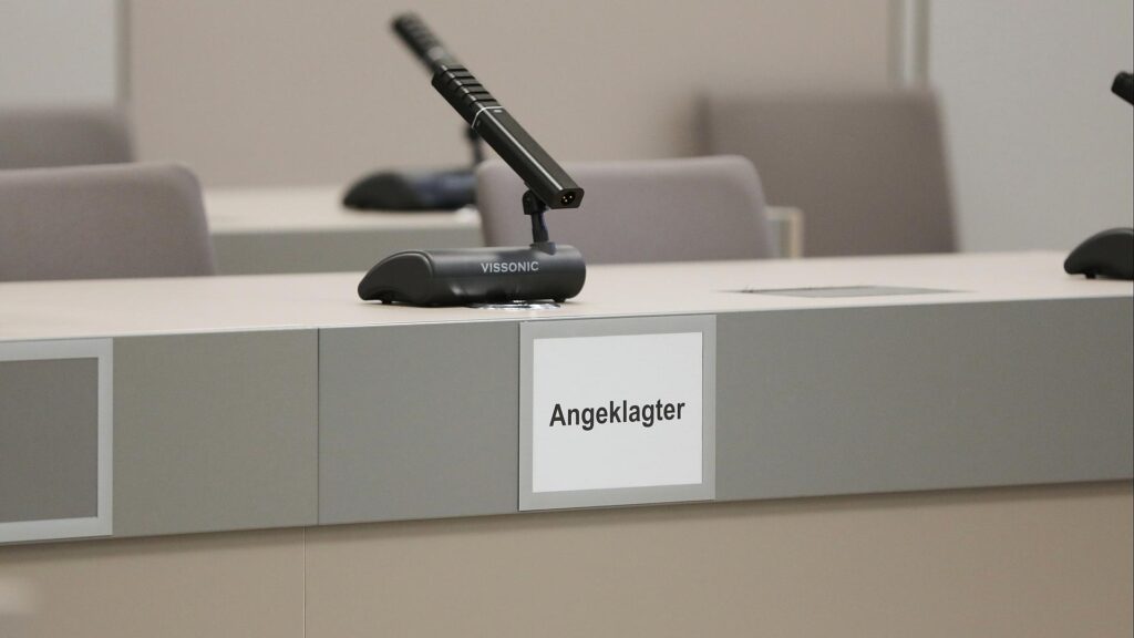 Schild mit der Aufschrift `Angeklagter` (Archiv)