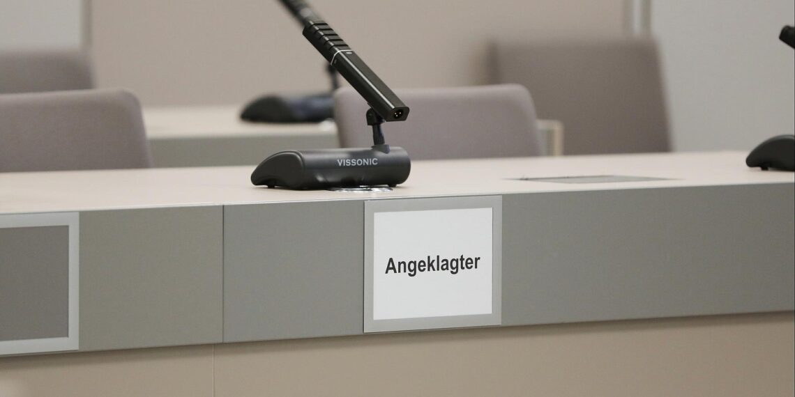 Schild mit der Aufschrift `Angeklagter` (Archiv)