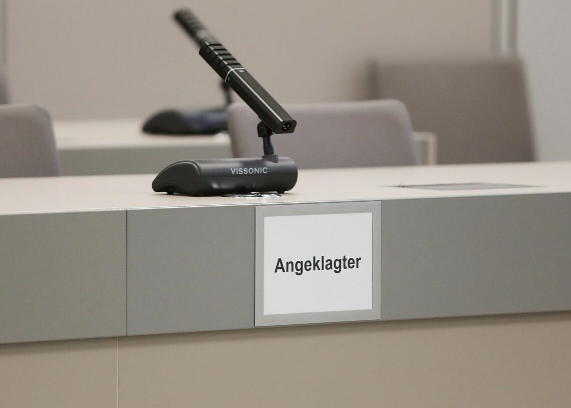 Schild mit der Aufschrift `Angeklagter` (Archiv)