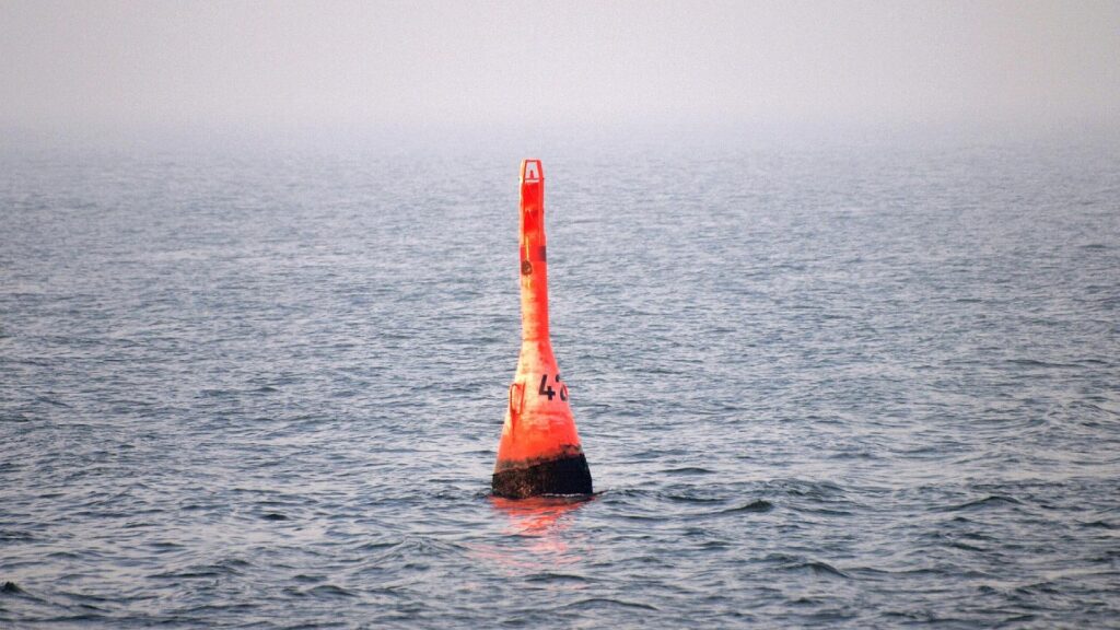 Eine Boje im Meer (Archiv)