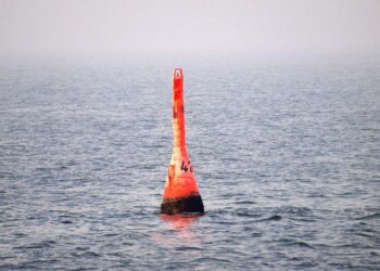 Eine Boje im Meer (Archiv)