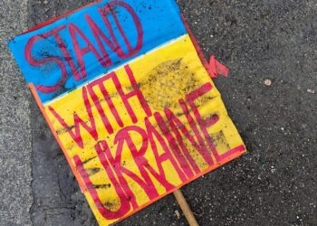 Schild `Stand with Ukraine` liegt auf dem Boden (Archiv)