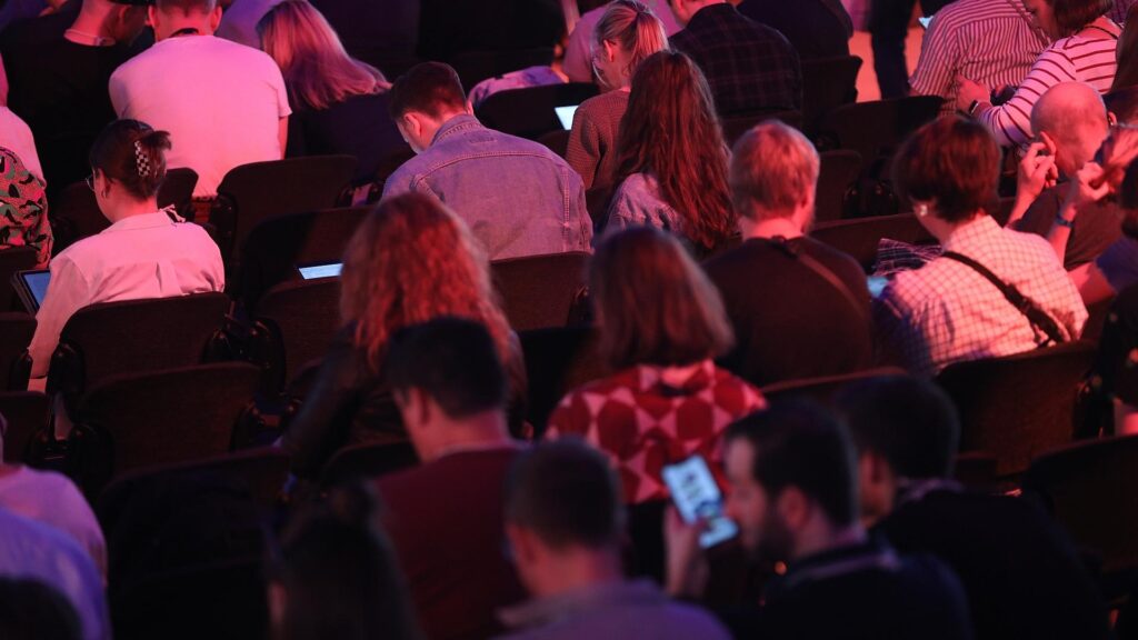 Günther und Brantner wollen Tiktok-Verbot für Jugendliche 8 Junge Leute mit ihren Smartphones (Archiv)