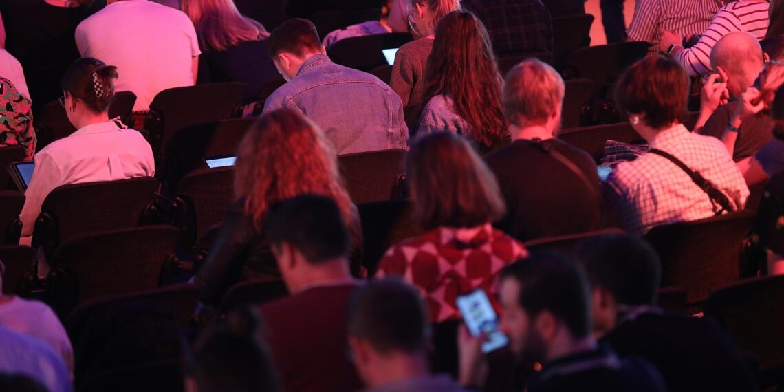Junge Leute mit ihren Smartphones (Archiv)
