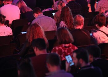 Junge Leute mit ihren Smartphones (Archiv)