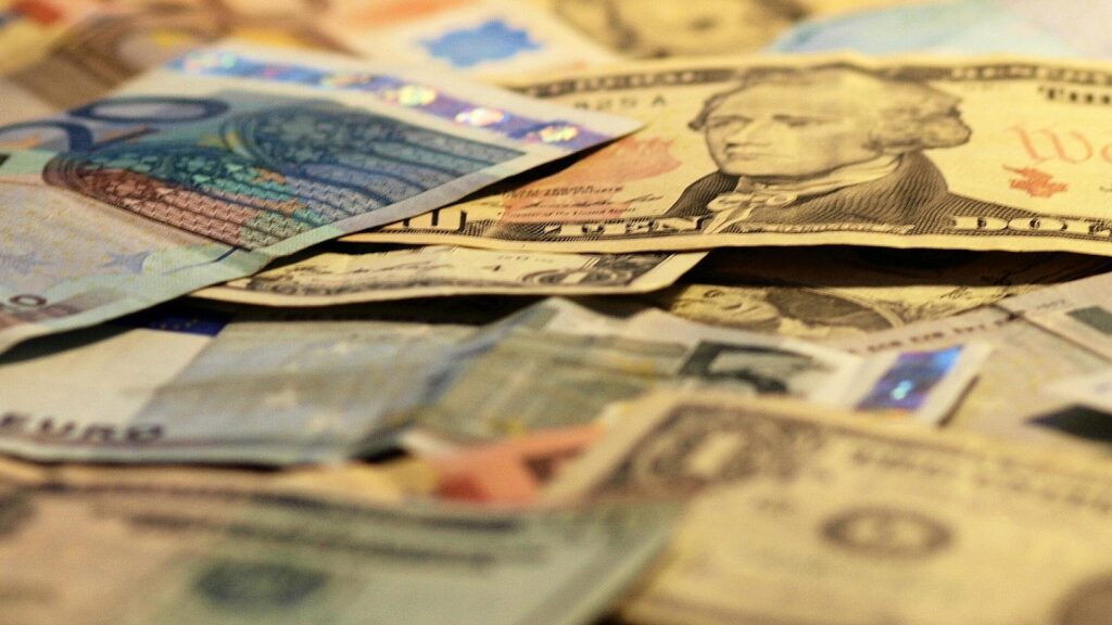 Euro- und Dollarscheine (Archiv)