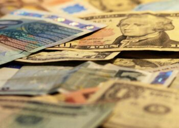 Euro- und Dollarscheine (Archiv)