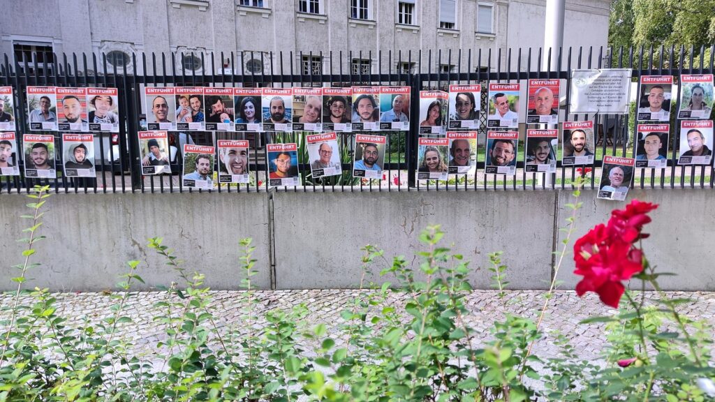 Erinnerung an von der Hamas entführte Geiseln im Gazastreifen (Archiv)