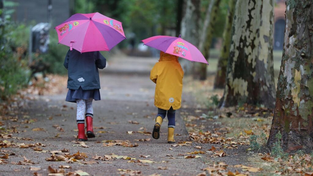 Zwei Kleinkinder bei Herbstanfang (Archiv)
