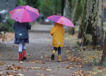 Zwei Kleinkinder bei Herbstanfang (Archiv)