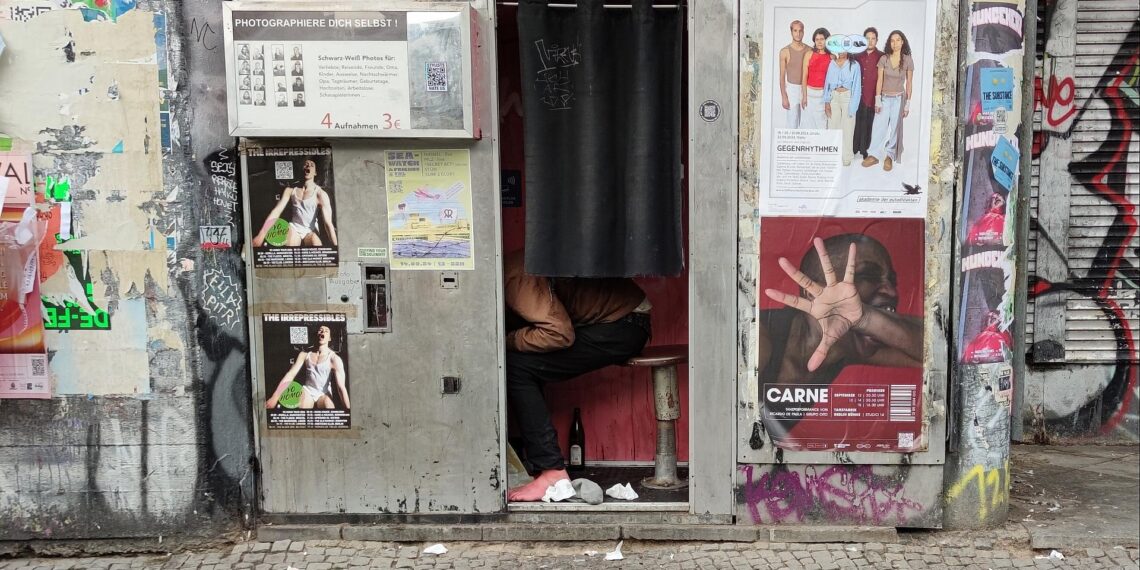 Obdachloser in Photoautomat (Archiv)
