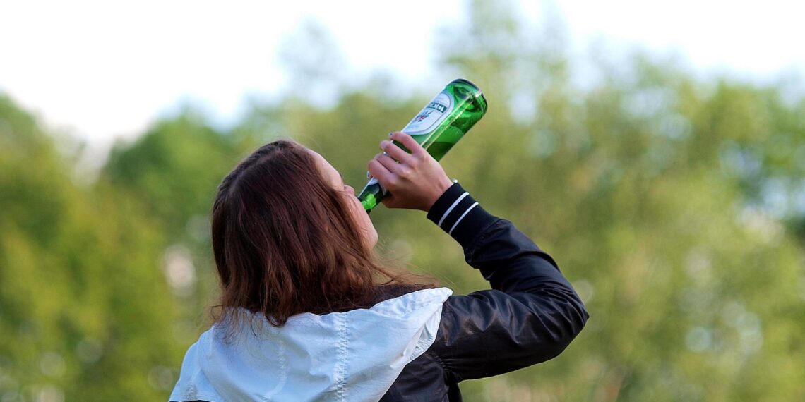 Biertrinkende Frau (Archiv)