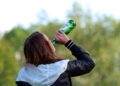 Biertrinkende Frau (Archiv)