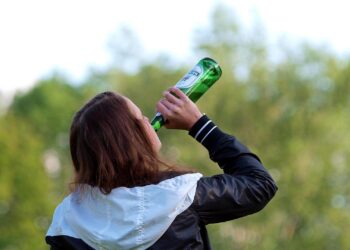 Biertrinkende Frau (Archiv)