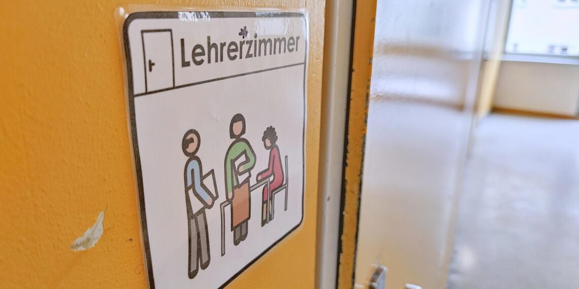 Tür eines Lehrerzimmers (Archiv)