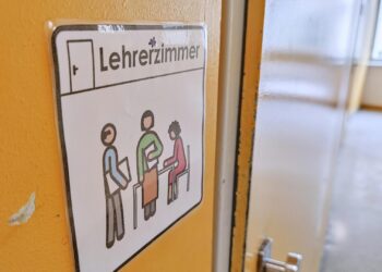 Tür eines Lehrerzimmers (Archiv)