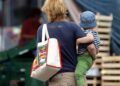 Frau mit Kind (Archiv)