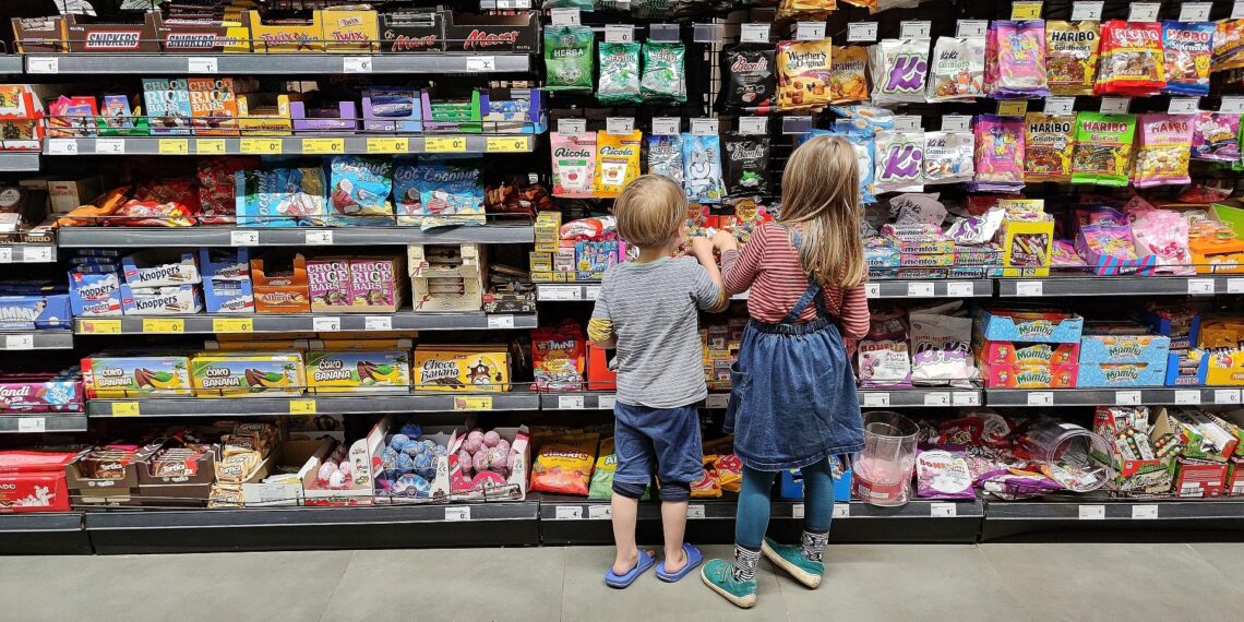 Kinder in einem Supermarkt (Archiv)