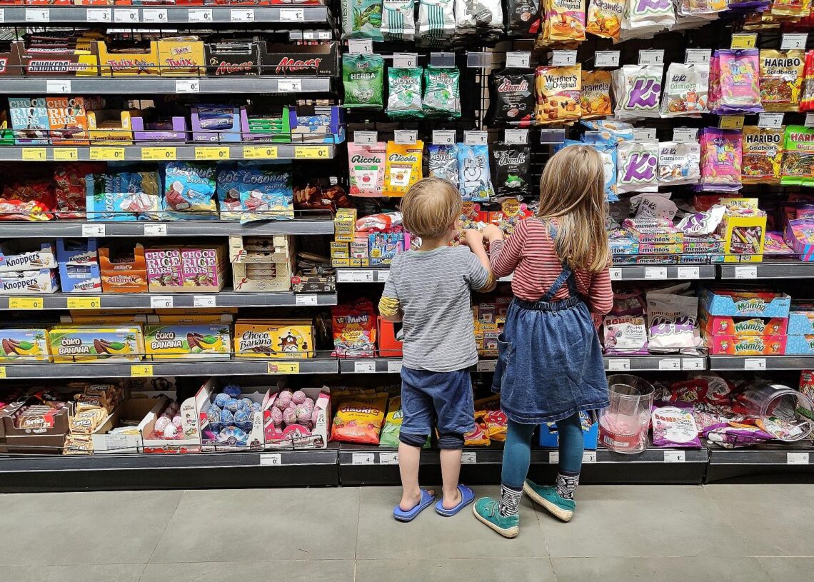 Kinder in einem Supermarkt (Archiv)