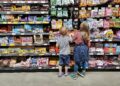 Kinder in einem Supermarkt (Archiv)