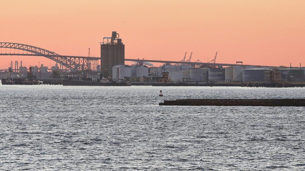 Industrieanlagen im Hafen von New York mit Öltanks (Archiv)