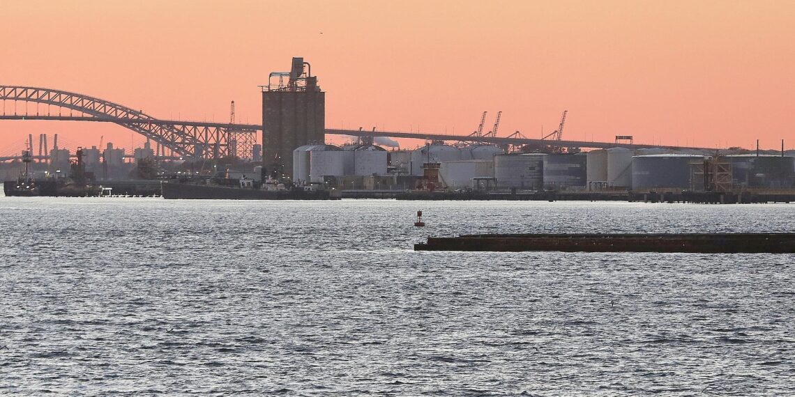 Industrieanlagen im Hafen von New York mit Öltanks (Archiv)