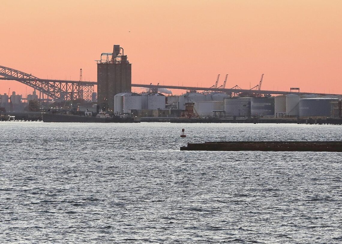 Industrieanlagen im Hafen von New York mit Öltanks (Archiv)