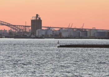 Industrieanlagen im Hafen von New York mit Öltanks (Archiv)