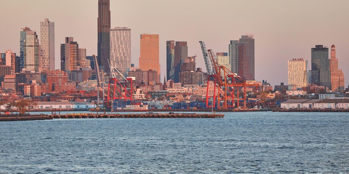Industrieanlagen und Hafen in New York/Brooklyn (Archiv)