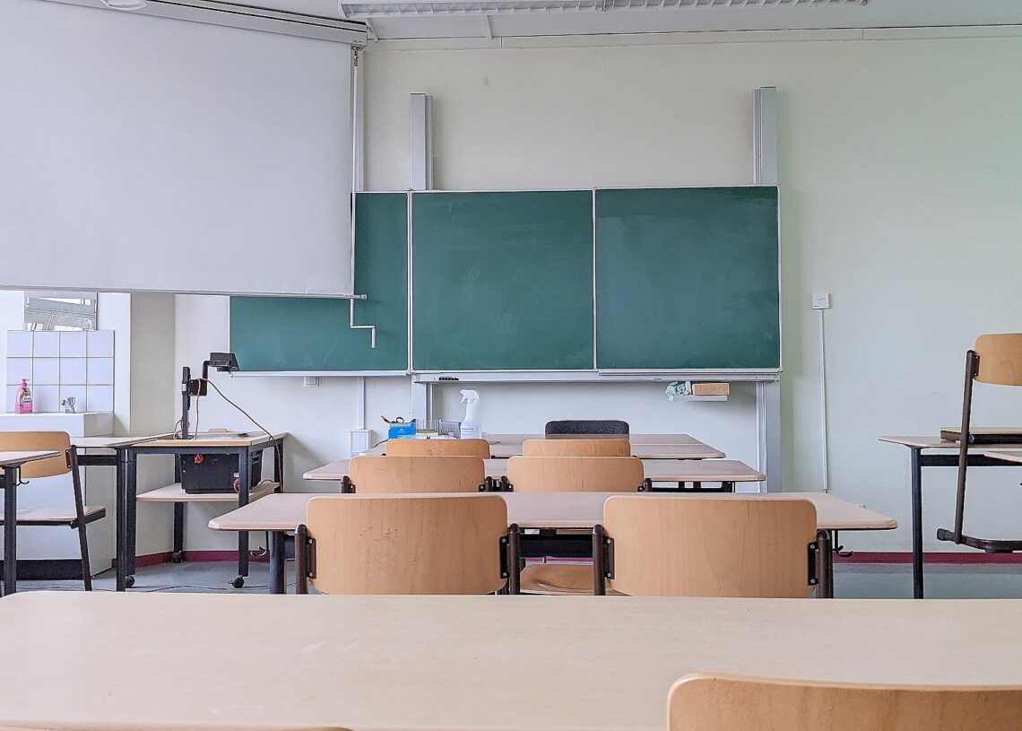Klassenraum in einer Schule (Archiv)