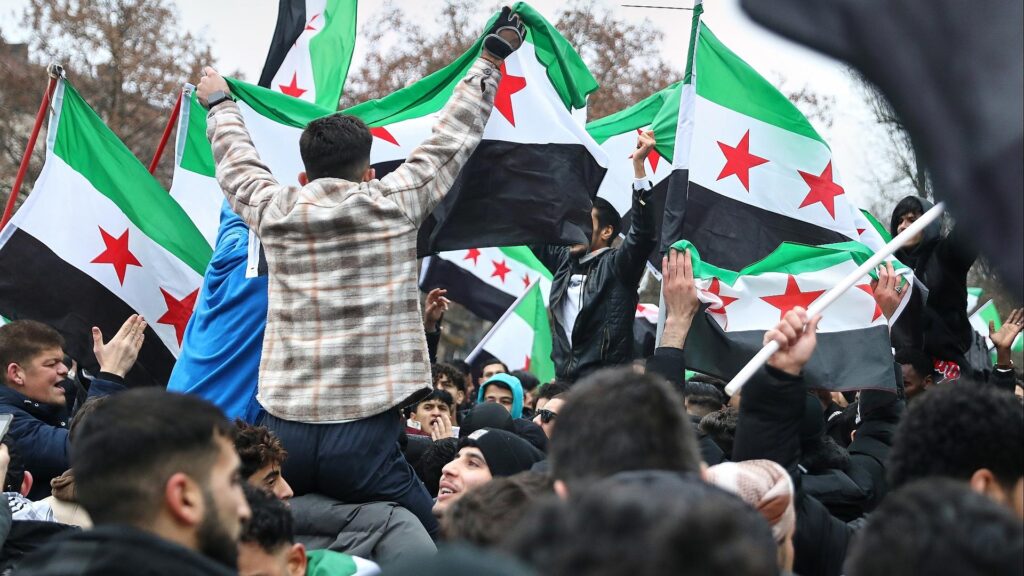 Amtsberg: Spekulation über Abschiebungen nach Syrien "deplatziert" 1 Syrer in Deutschland feiern den Sturz von Assad in Syrien (Archiv)