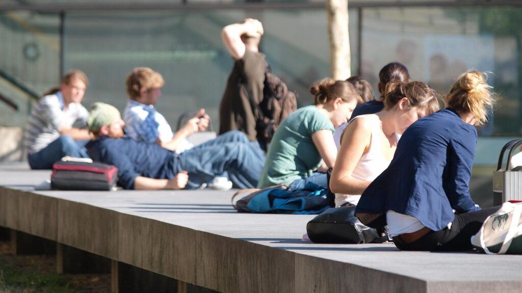 Junge Leute vor einer Universität (Archiv)