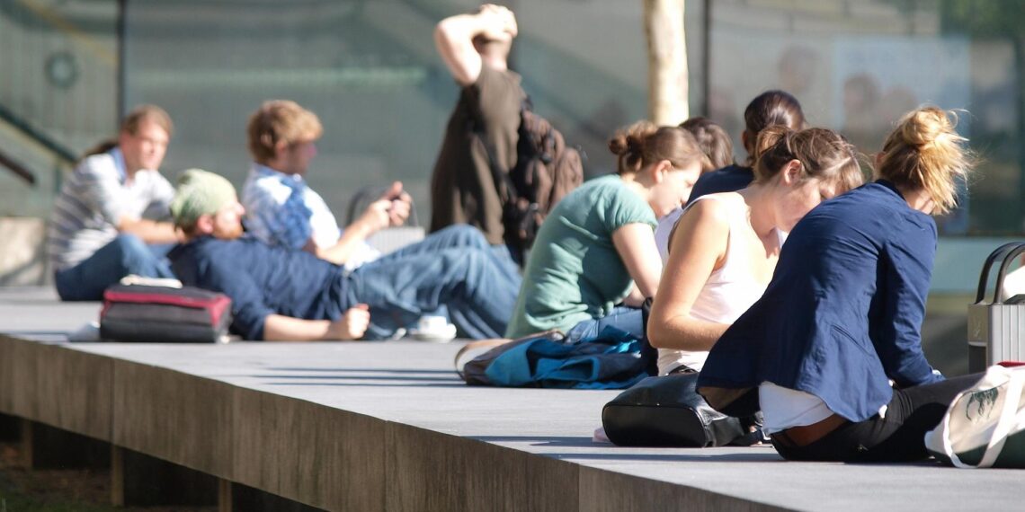 Junge Leute vor einer Universität (Archiv)