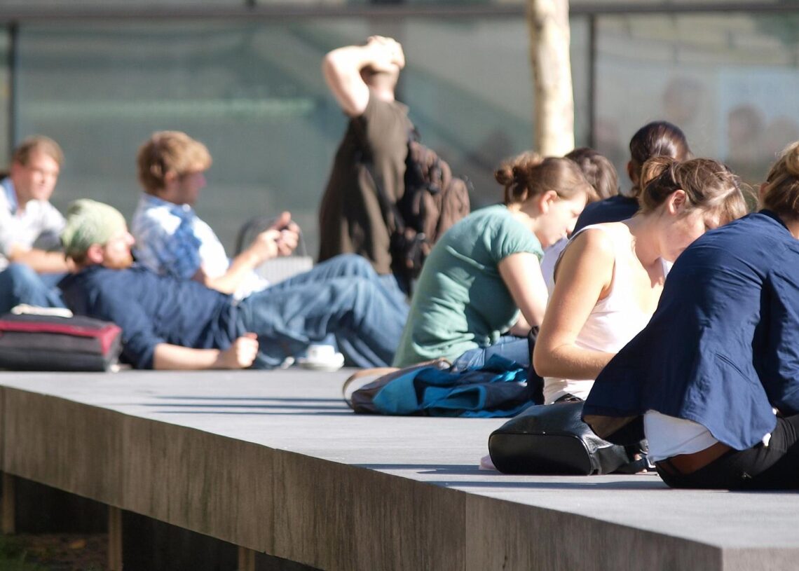 Junge Leute vor einer Universität (Archiv)