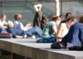 Junge Leute vor einer Universität (Archiv)